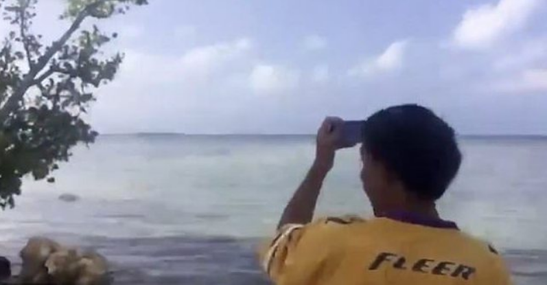 VIDEO/ Këto janë sekondat e para të tmerrit, pak para se vala e vullkanit të godasë pushuesit në plazh