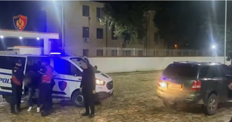 Me makinë pa targa dhe shisnin drogë në afërsi të shkollave, arrestohen dy shtetas, shpallet në kërkim një tjetër