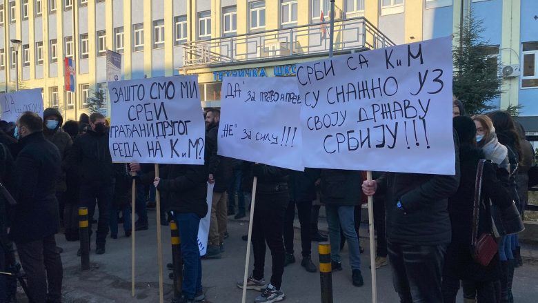 Ndalimi i referendumit në Kosovë, dhjetëra serbë protestojnë në veri të Mitrovicës