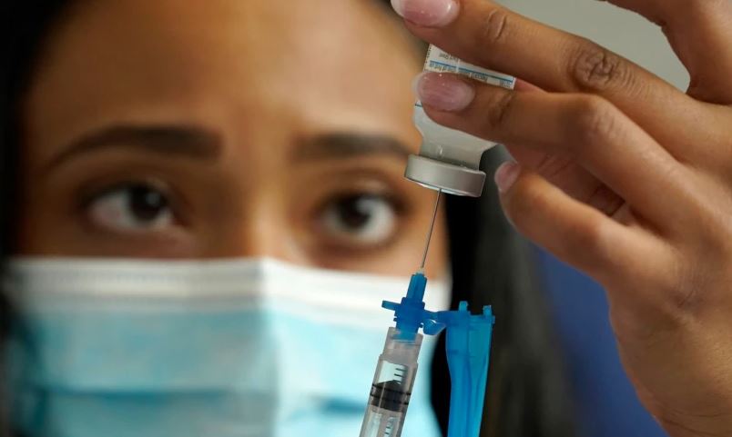 Ky shtet ofron dozën e katërt të vaksinës për të moshuarit dhe stafin shëndetësor