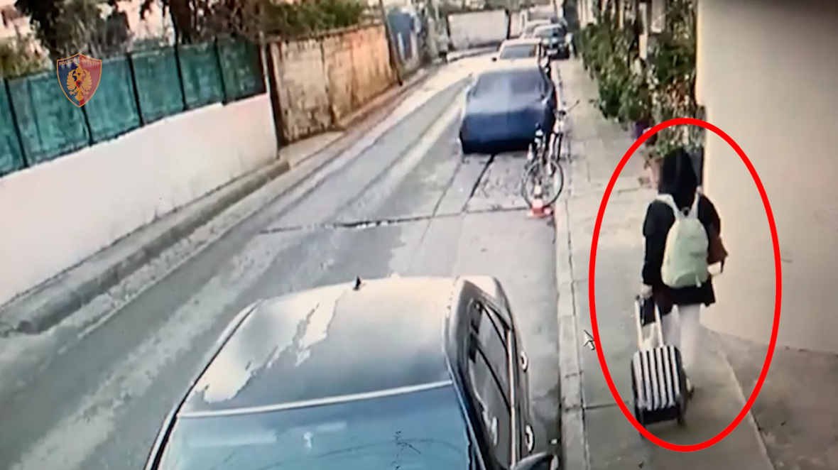 I vodhi çantën me para dhe bizhuteri floriri kushërirës, në kërkim 36-vjeçari dhe e dashura e tij