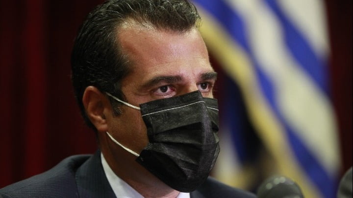 Ministri grek: Punonjësit e pavaksinuar do të përjashtohen nga sistemi shëndetësor