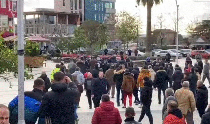 Momenti kur Lulzim Basha mbërrin në Kurbin, plas grushti mes simpatizantëve të PD (VIDEO)