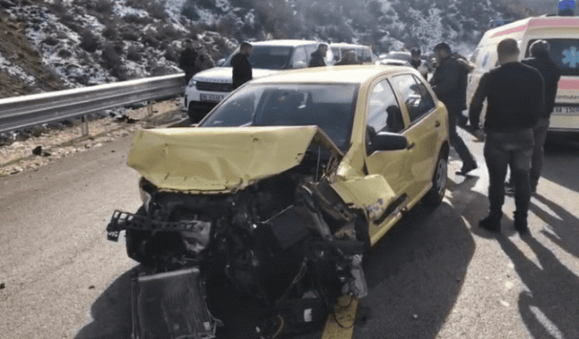 Makina përplaset me barrierat anësore, 40-vjeçarja përfundon në spital