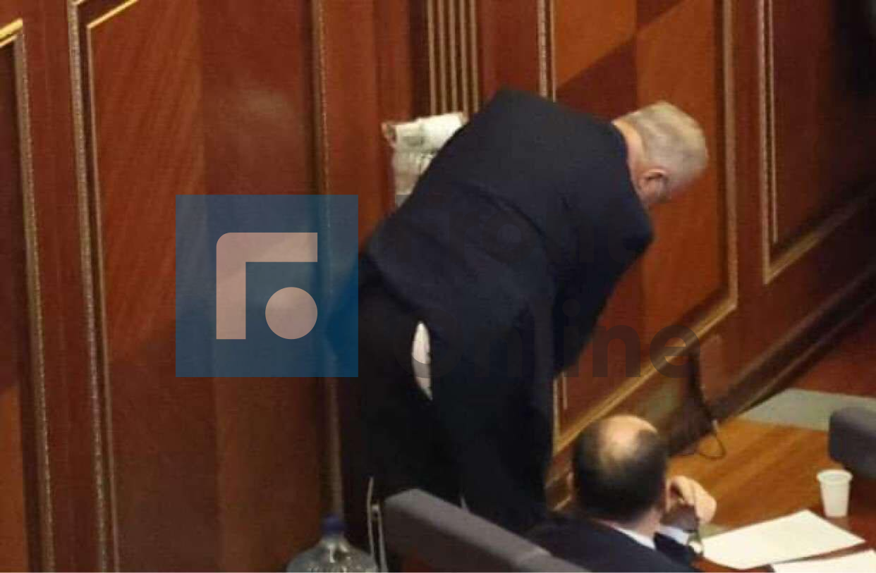 Situatë e sikletshme! Deputetit shqiptar i grisen pantallonat në mes të Kuvendit (FOTO)