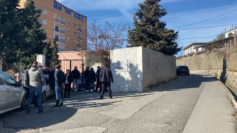 Vrasja për gjakmarrje/ Mbërrin në gjykatë 17-vjeçari, familjarët e presin jashtë portës