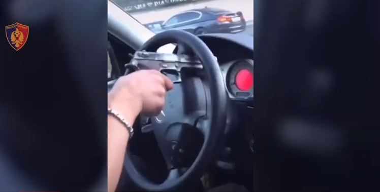 Reklamonin armë dhe drogë në “Instagram”, arrestohen 2 vëllezërit dhe babai i tyre 50-vjeçar (VIDEO)