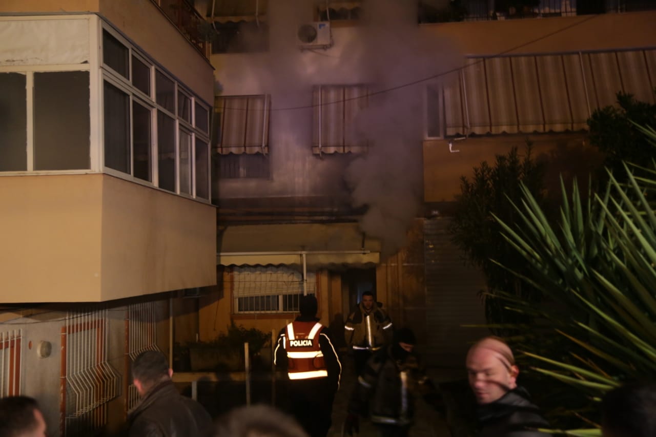 S’kanë të sosur zjarret! Përfshihet nga flakët banesa, humb jetën një person (EMRI)