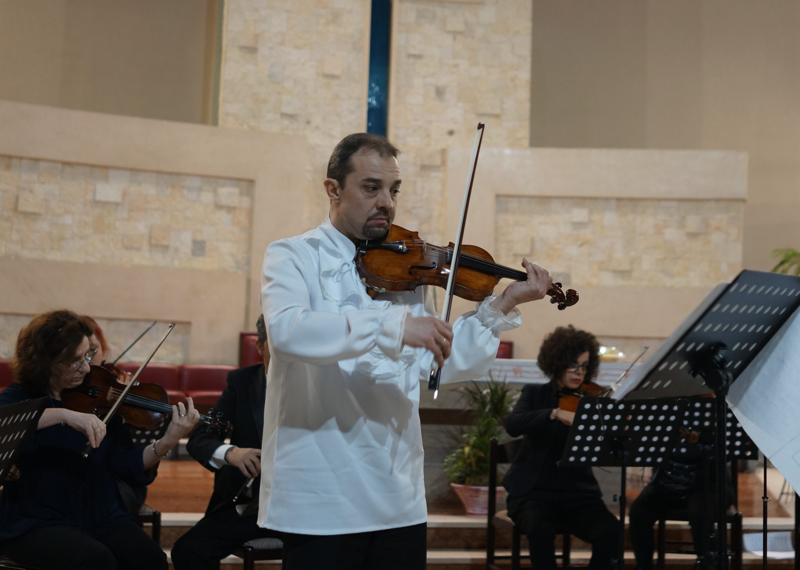 Durrës/ Orkestra e harqeve dhe solisti Miron Peku, sukses në kishën e Shën Domenikut