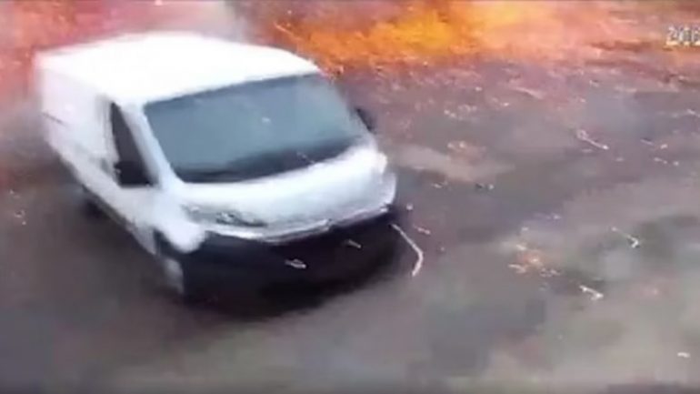 Pamje të rënda! Momenti kur raketa ruse bie në mes të qytetit ukrainas, e pëson çiklistja e pafajshme (VIDEO)