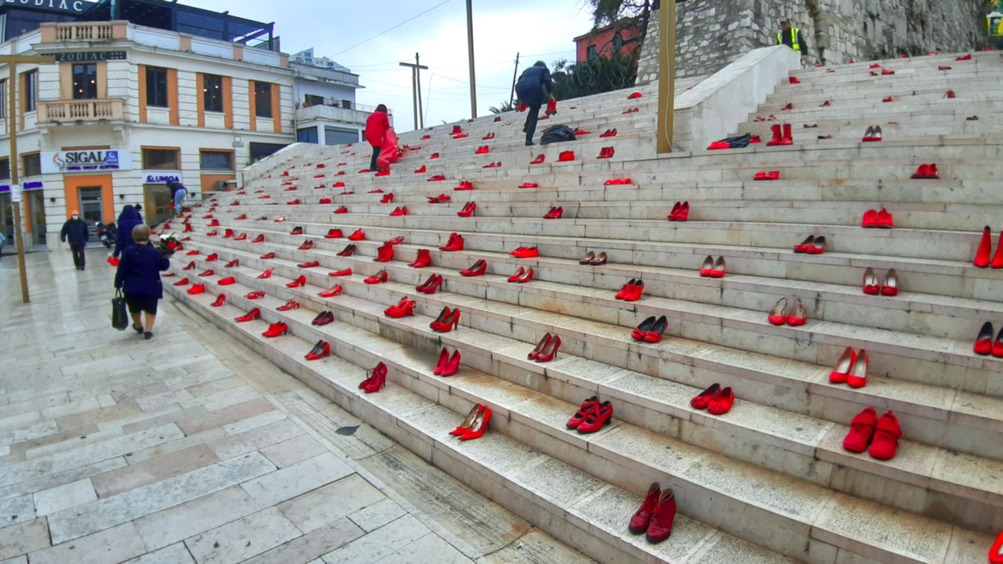 Ke një palë këpucë, që nuk i vesh më? Silli në qendrën kulturore &#8220;Aleksandër Moisiu&#8221; dhe bashkoju fushatës kundër dhunës së grave