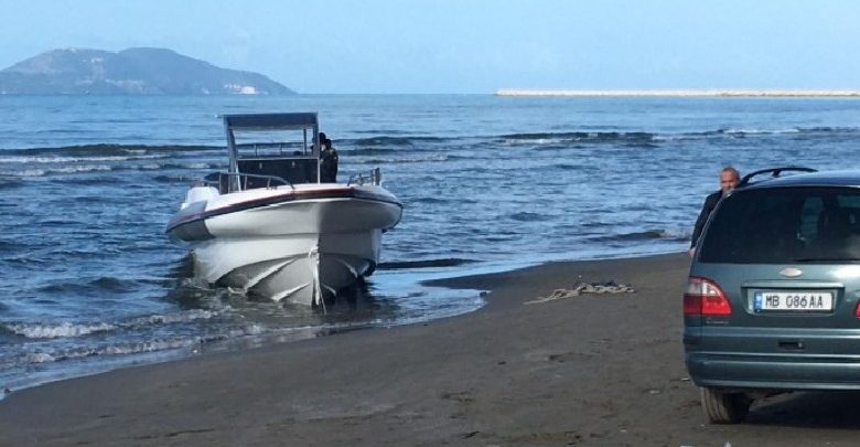 Bllokohet skafi në plazhin e qytetit bregdetar, dyshime se përdorej për trafik droge