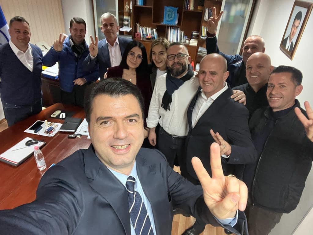 Basha dhe Ori Nebiaj në Durrës, kandidati Hoti: “Shpresë se do t&#8217;u kthejmë qytetarëve bashkinë dhe qeverisjen që meritojnë!”