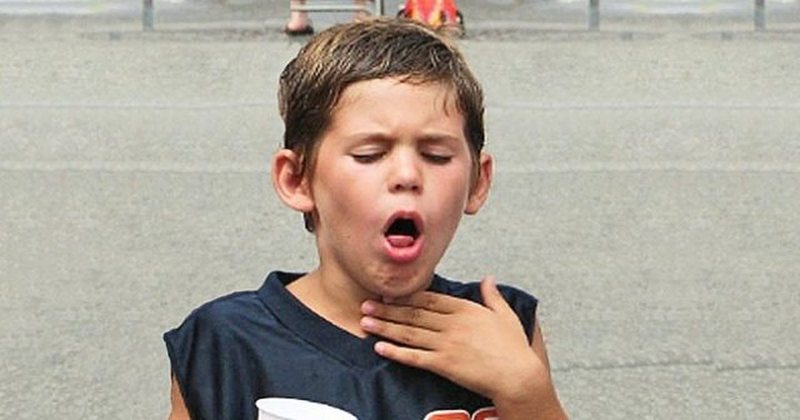 3 hapa që mund t’ju shpëtojnë jetën, si të veproni kur të ngec ushqimi në fyt dhe je vetëm (VIDEO)