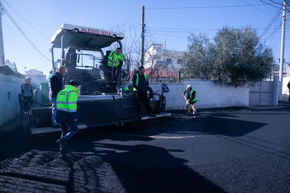 Përfundon asfaltimi dhe ndriçimi i rrugës në Nishtulla, Sako: &#8220;Vijojmë investimet në shërbim të qytetarëve!&#8221; (FOTO)