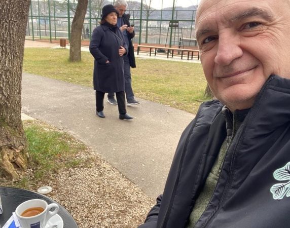 Meta kafe nga liqeni, kujton Dritëro Agollin: Kur të jesh mërzitur shumë…