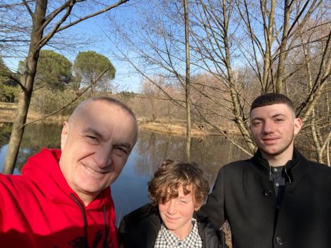 Meta publikon foton me dy vëllezërit nga Vlora: Njëri i lindur në 28 nëntor dhe tjetri në 17 shkurt