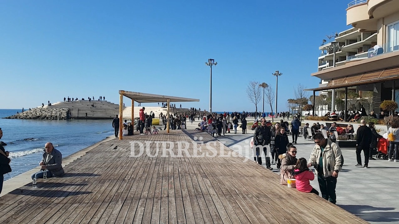 Moti i ngrohtë dhe fundjava, qytetarët dalin xhiro në shëtitoren &#8220;Taulantia&#8221; në Durrës (VIDEO)