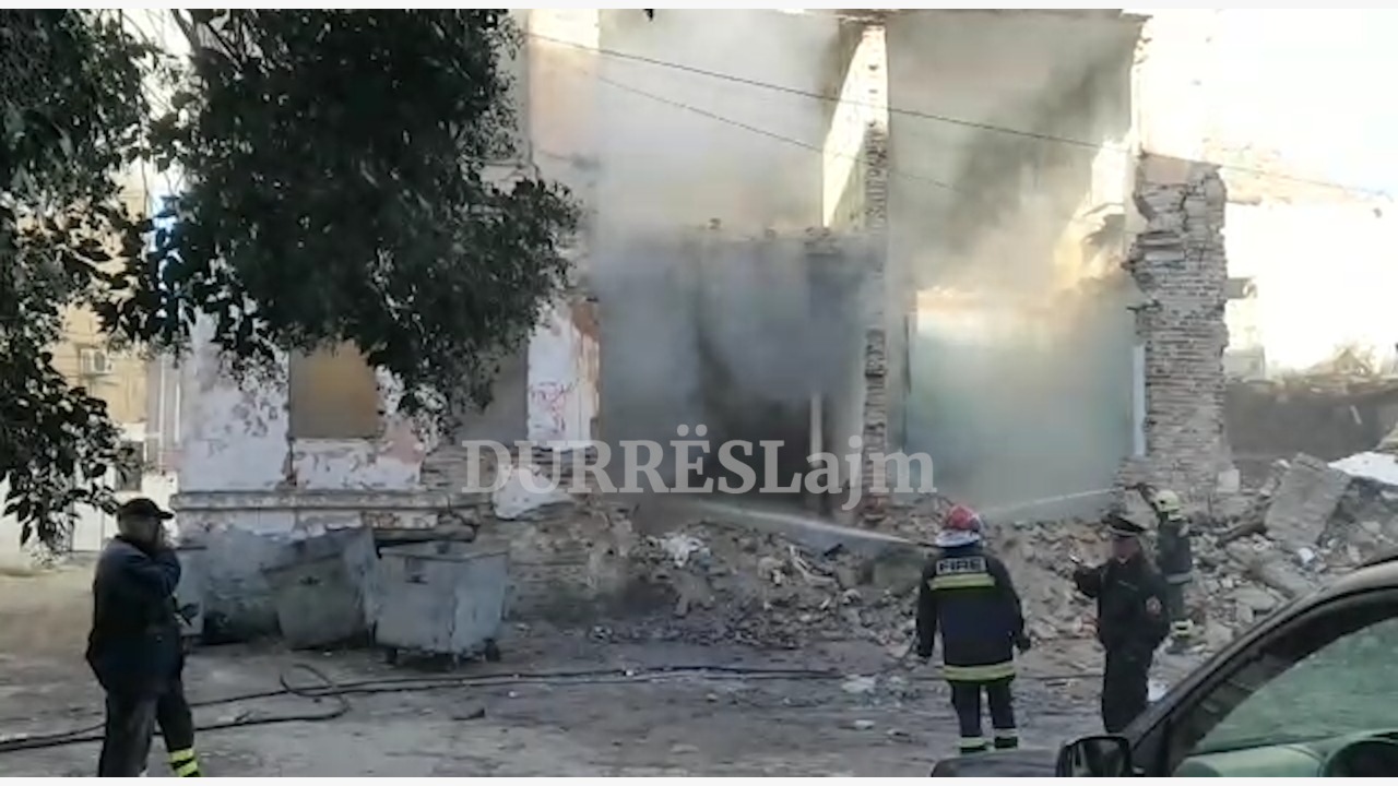 Zjarri përfshin godinën në afërsi të bulevardit, tym i madh përhapet në Durrës (VIDEO+FOTO)