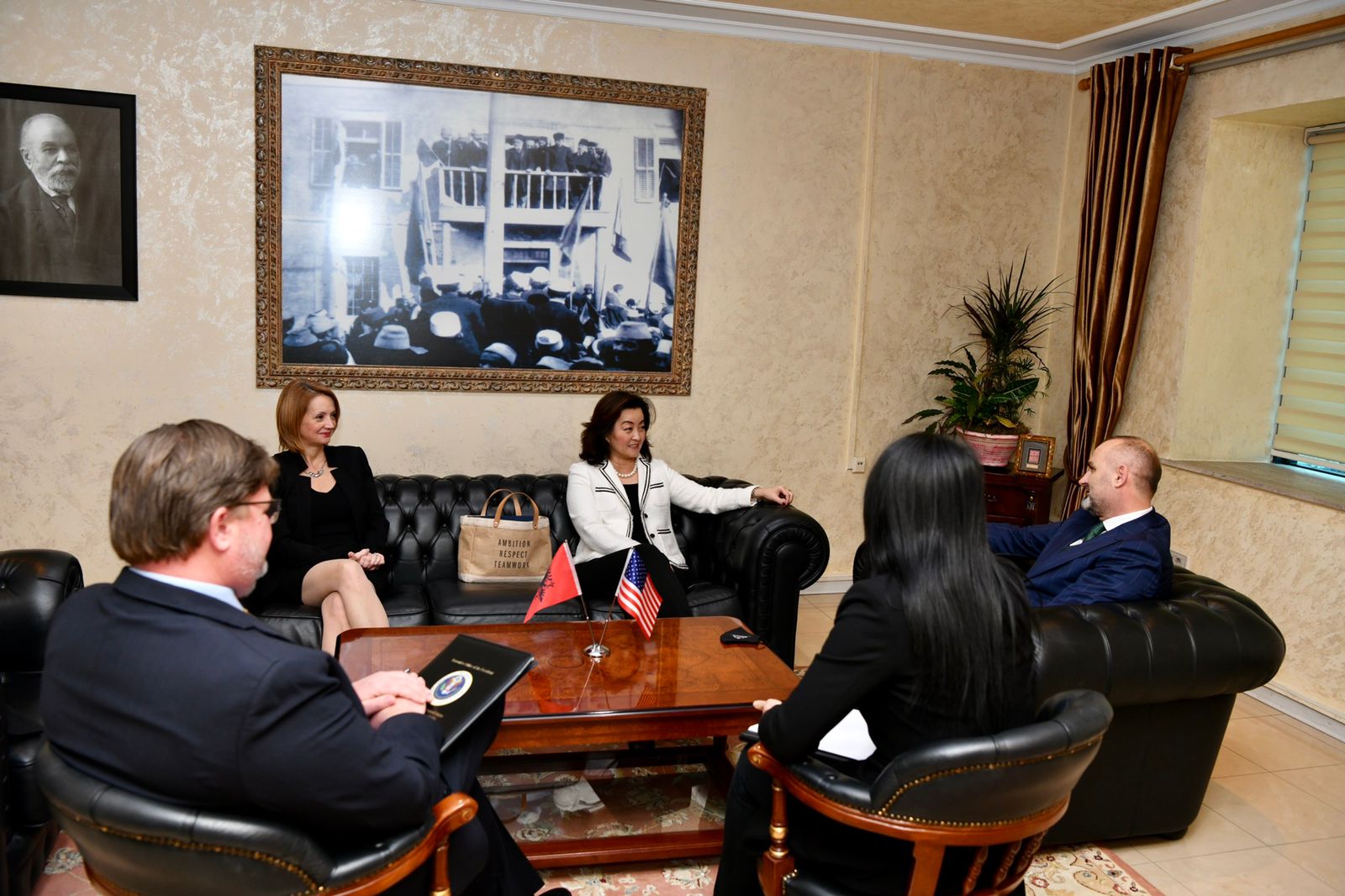 “Njerëzit meritojnë rezultate reale nga reforma në drejtësi”, Yuri Kim takim me ministrin Ulsi Manja