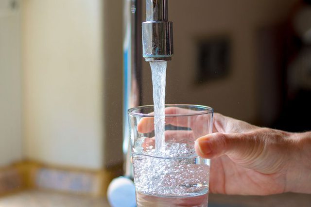 Rreziqet që vijnë nga uji i rubinetit, kujdesi që duhet të tregoni