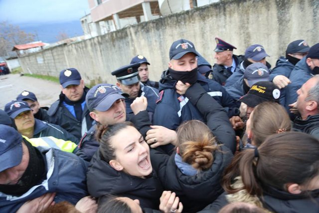 Përplasjet te &#8220;5 Maji&#8221;/ Banori kërkon çiften, e bija e qetëson: Të lutem!