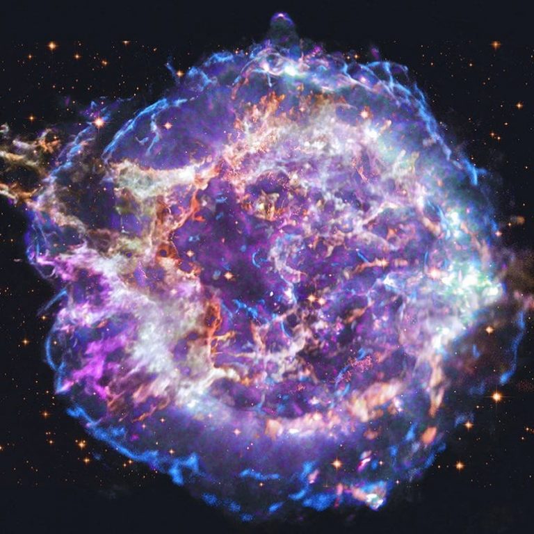FOTOT/ Si asnjëherë më parë, NASA publikon fotot e supernovës “të mbërthyer” nga re gazi