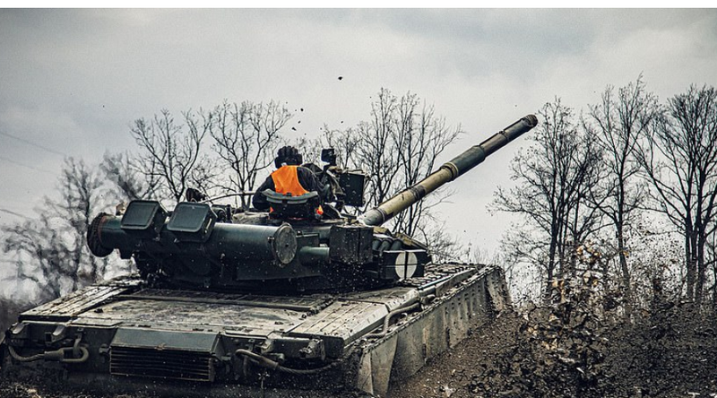“Ikni shpejt, shpejt, shpejt”/ Publikohet video që po bën xhiron e botës, shihni momentin kur ministri ukrainas shtrihet në tokë për t’iu shpëtuar sulmeve ruse