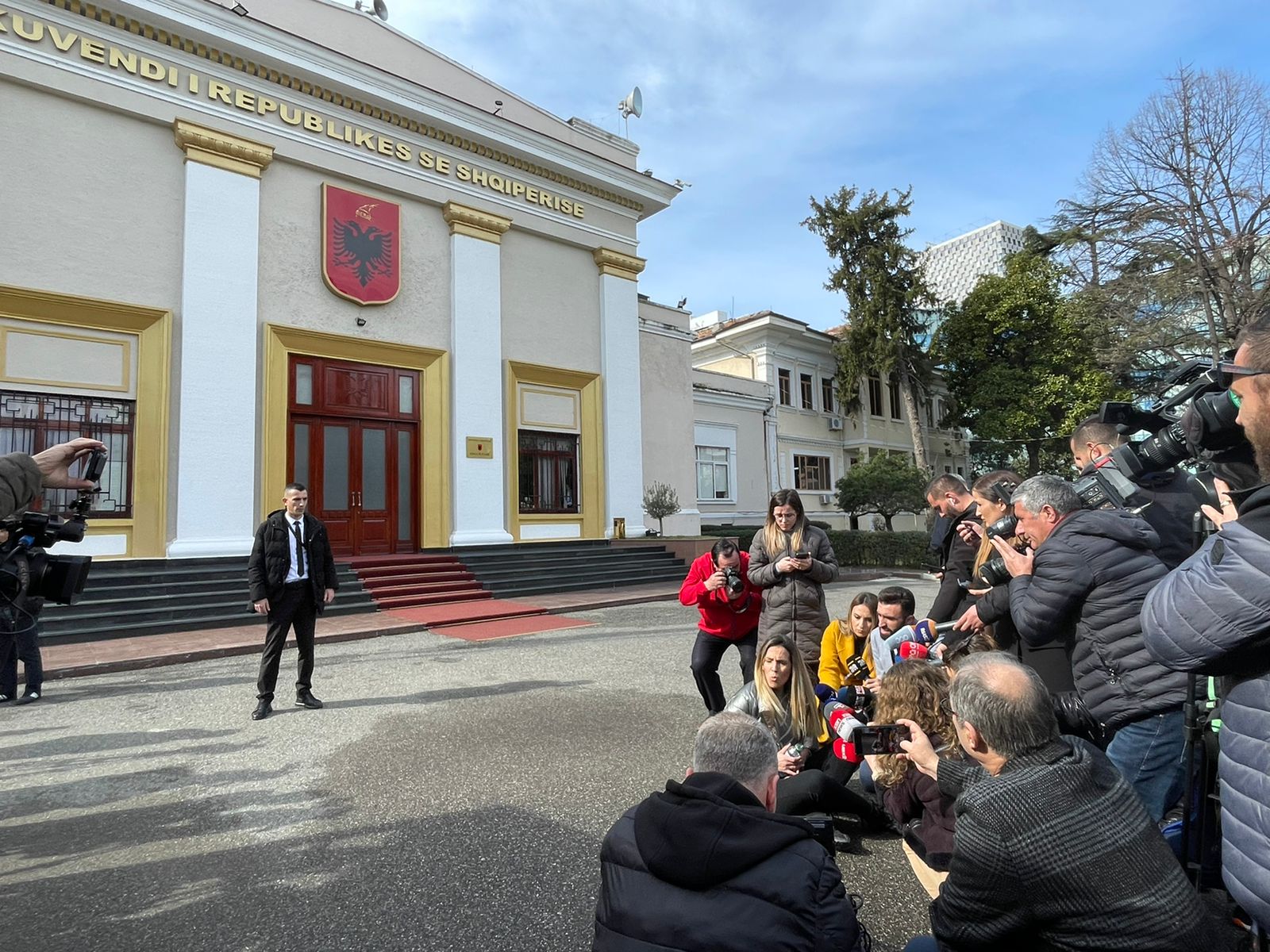 Protestuesja hyn me vrap brenda perimetrit të Kuvendit, takohet me Sali Berishën