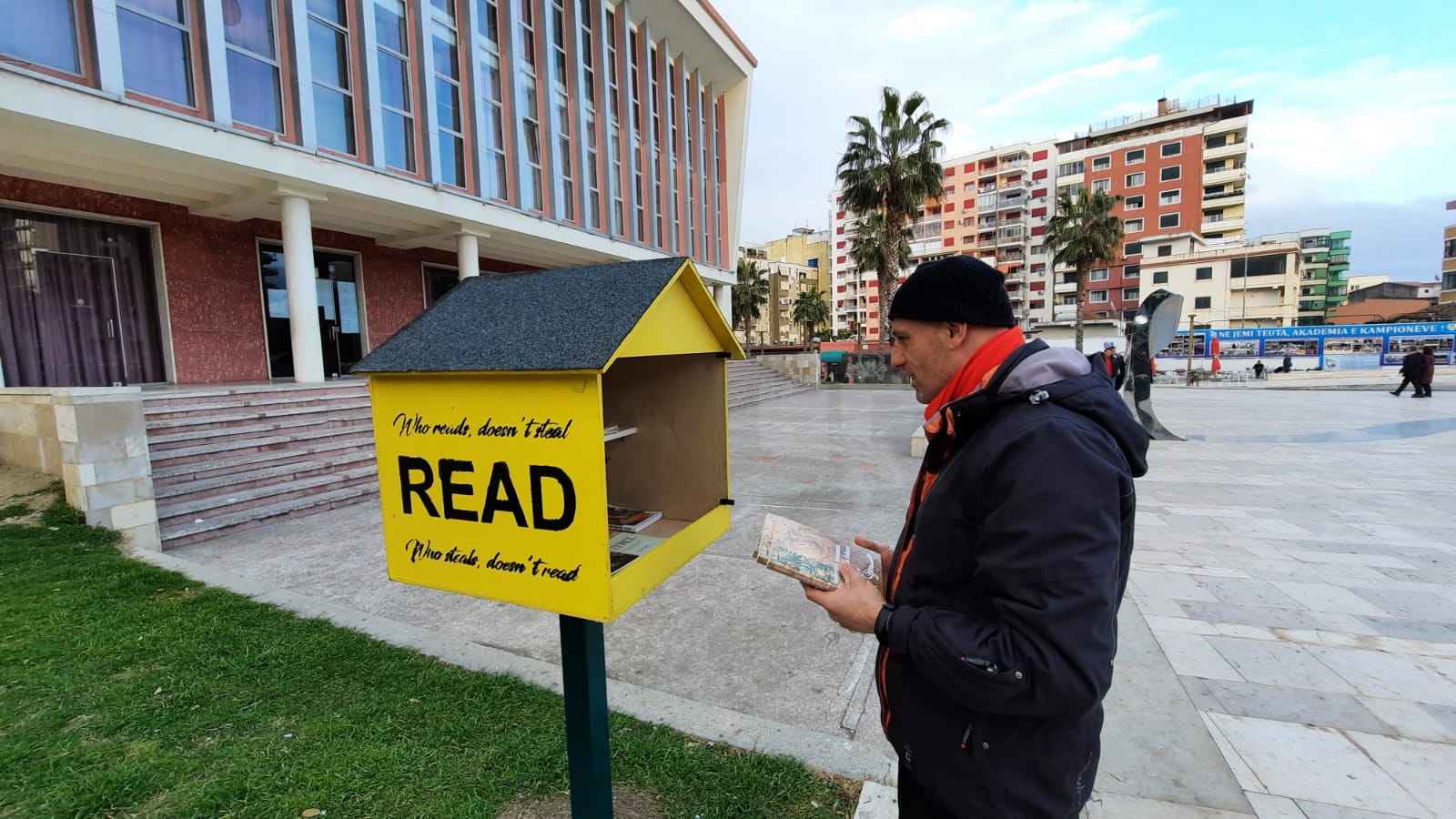 Aktivisti risjell në vëmendje nismën e veçantë në Durrës (FOTO)