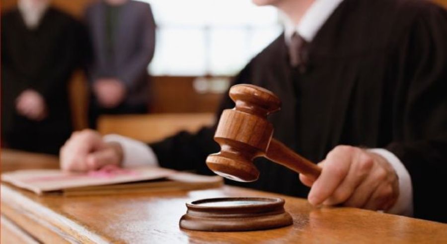 Qëlloi 7 herë me thikë gruan duke e lënë të vdekur në vend, shqiptari dënohet me burg përjetë