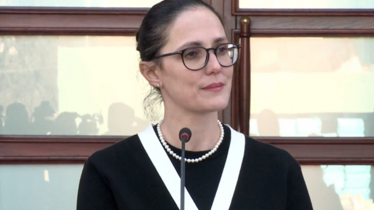 Rritja e çmimit të naftës, ministrja Ibrahimaj: Jemi në ekonomi të lirë tregu, s’ndërhyjmë në çmim