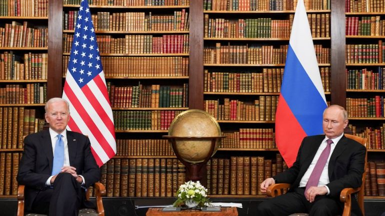 Biden dhe Putin flasin për rreth 1 orë, SHBA tërheq stafin e ambasadës nga Ukraina