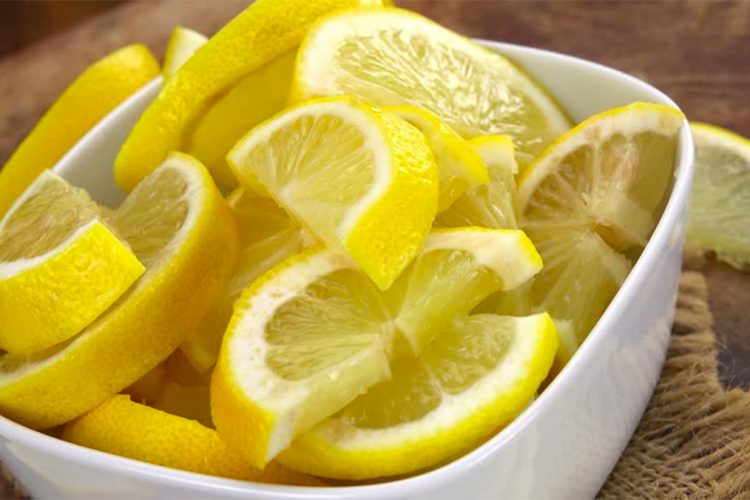 Nëse flini me një limon të prerë në komodinë, do të zgjoheni me 6 probleme shëndetësore më pak
