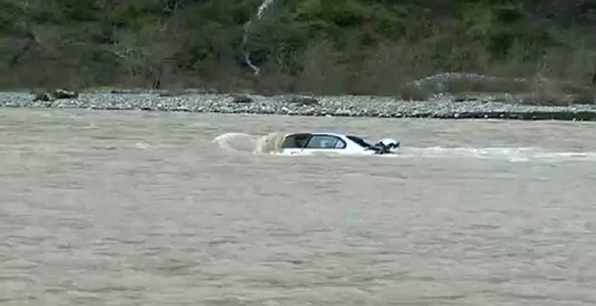 Aksident i rëndë, makina me disa pasagjerë del nga rruga dhe bie në Lumin Shkumbin