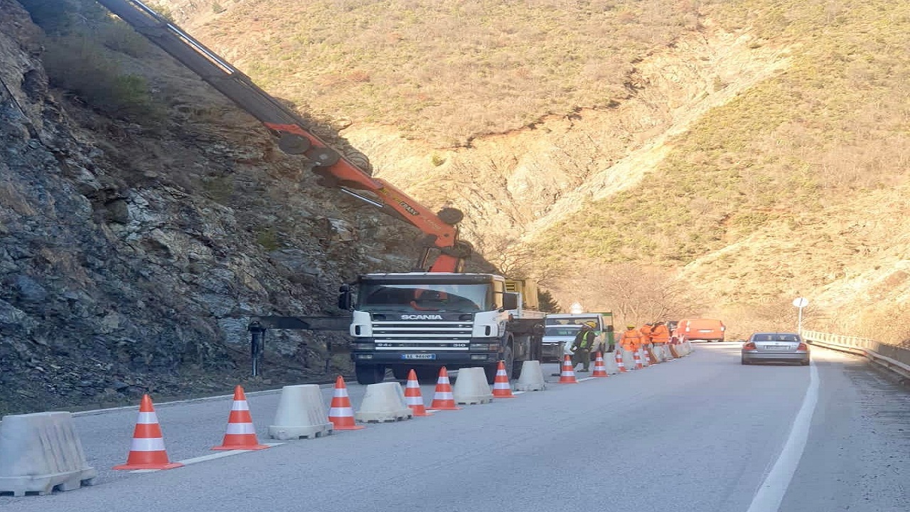 Rreziku nga rrëshqitja e dherave/ Në aksin Elbasan-Librazhd po vendosen barriera në anë të shpatit