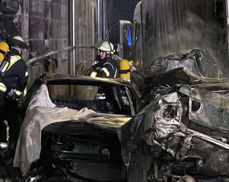 E rëndë, shoferi i dehur i kamionit merr para rreth 30 makina