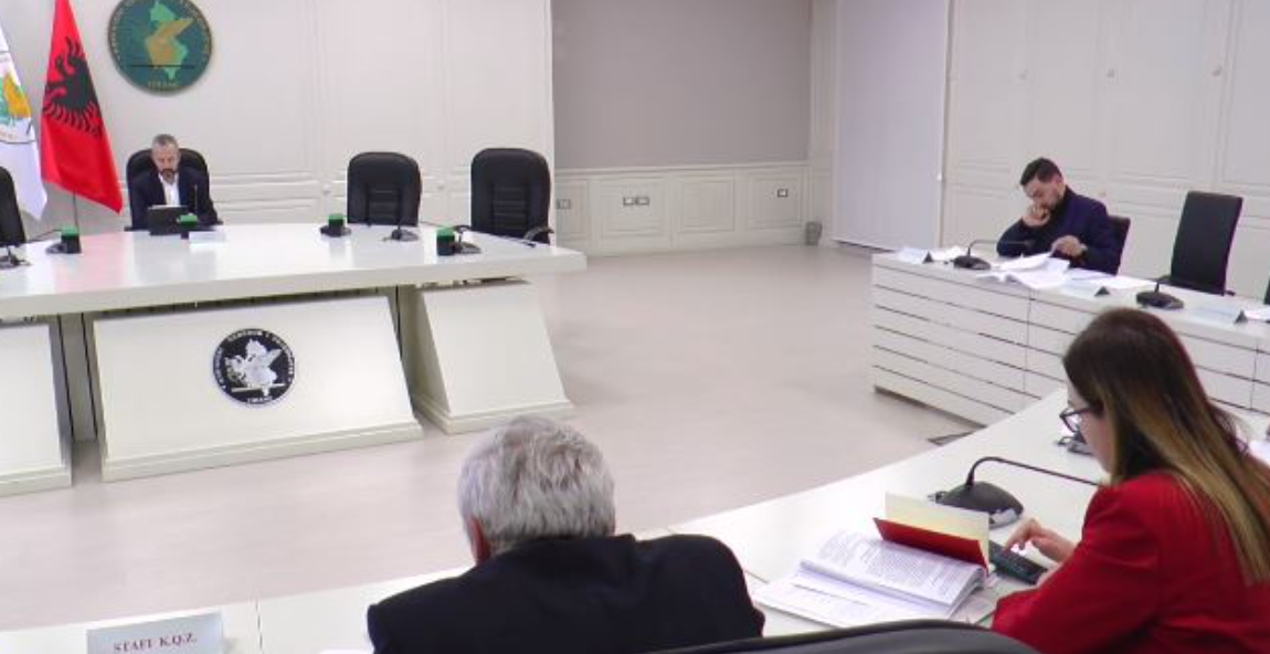 KQZ: Ky kandidat i “Shtëpisë së Lirisë” ka ndryshuar datëlindjen dhe vendlindjen