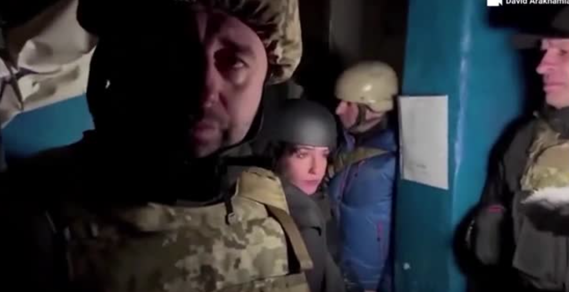 Momenti kur deputeti dhe gazetarët e njohur i shpërtojnë mrekullisht sulmit me predha në Ukrainë (VIDEO)