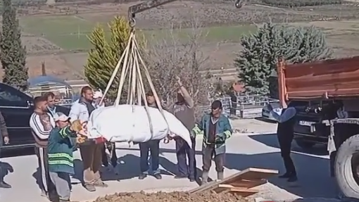 E rëndë! Mbahet me vinç dhe pa arkivol, përcillet për në banesën e fundit 38-vjeçarja me sëmundjen e elefantizmit (VIDEO)