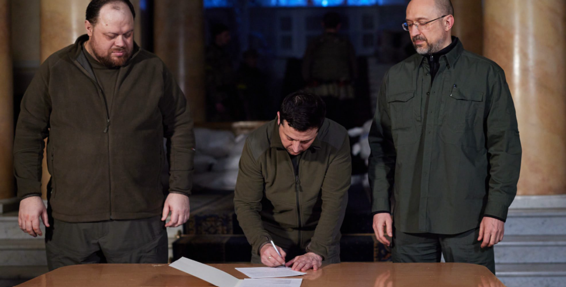 Zelensky firmos dokumentin për anëtarësimin e Ukrainës në BE