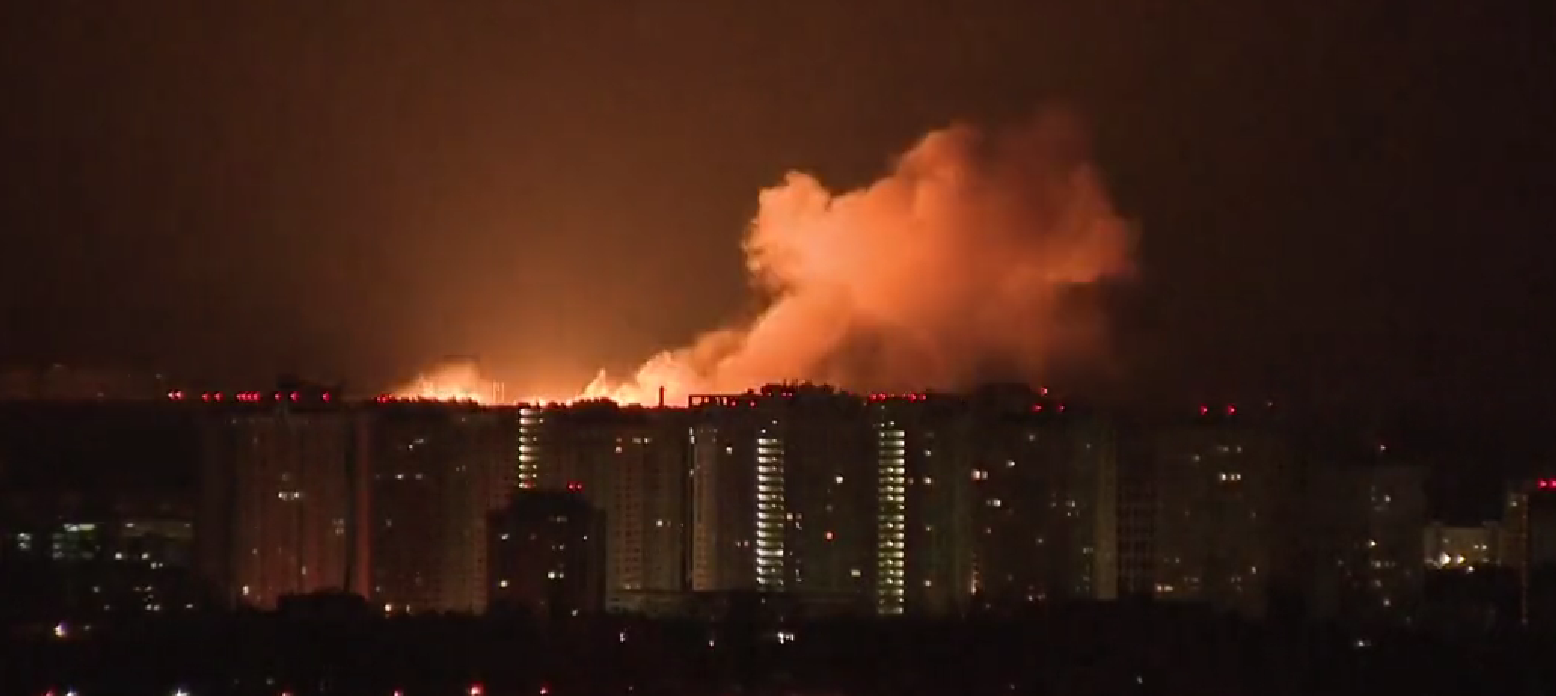 Ndriçon i gjithë qielli, shpërthim i fuqishëm në Kiev (VIDEO)