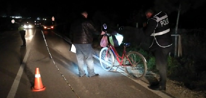 EMRI/ Me dy qese në biçikletë po kthehej në shtëpi, kush është kryefamiljari që humbi jetën, pasi u përplas nga adoleshenti me “Benz”