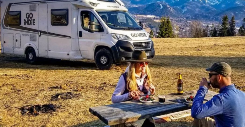 Historia e pazakontë e çiftit që ka 10 vjet në “muaj mjalti”, shpenzojnë jo më shumë se 50 dollarë në ditë