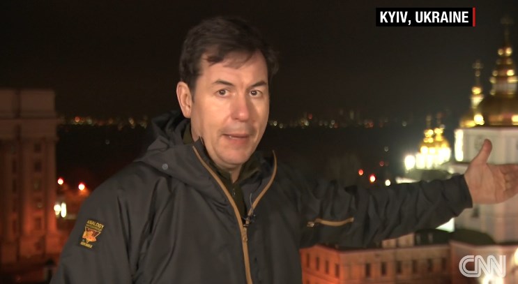 VIDEO/ Ishte duke raportuar live, momenti kur gazetari i CNN dëgjon shpërthimet në Kiev