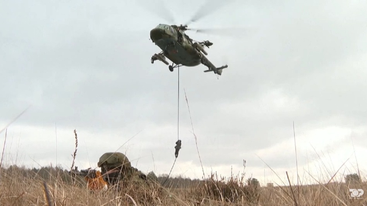 Sulmi gati/ Rusia zhvendos flotën e helikopterëve luftarakë në kufi, nisen anijet amfibe