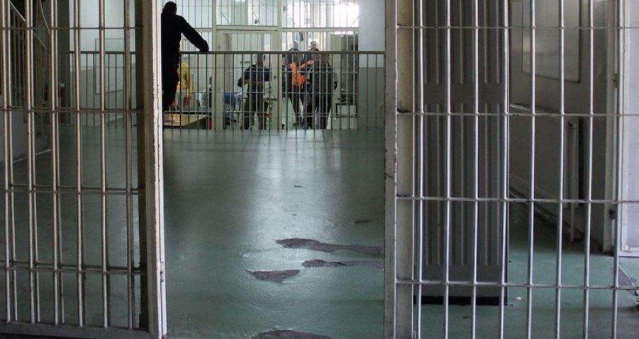 Fusnin në burg sende të paligjshme, nën hetim 5 policë dhe një i dënuar