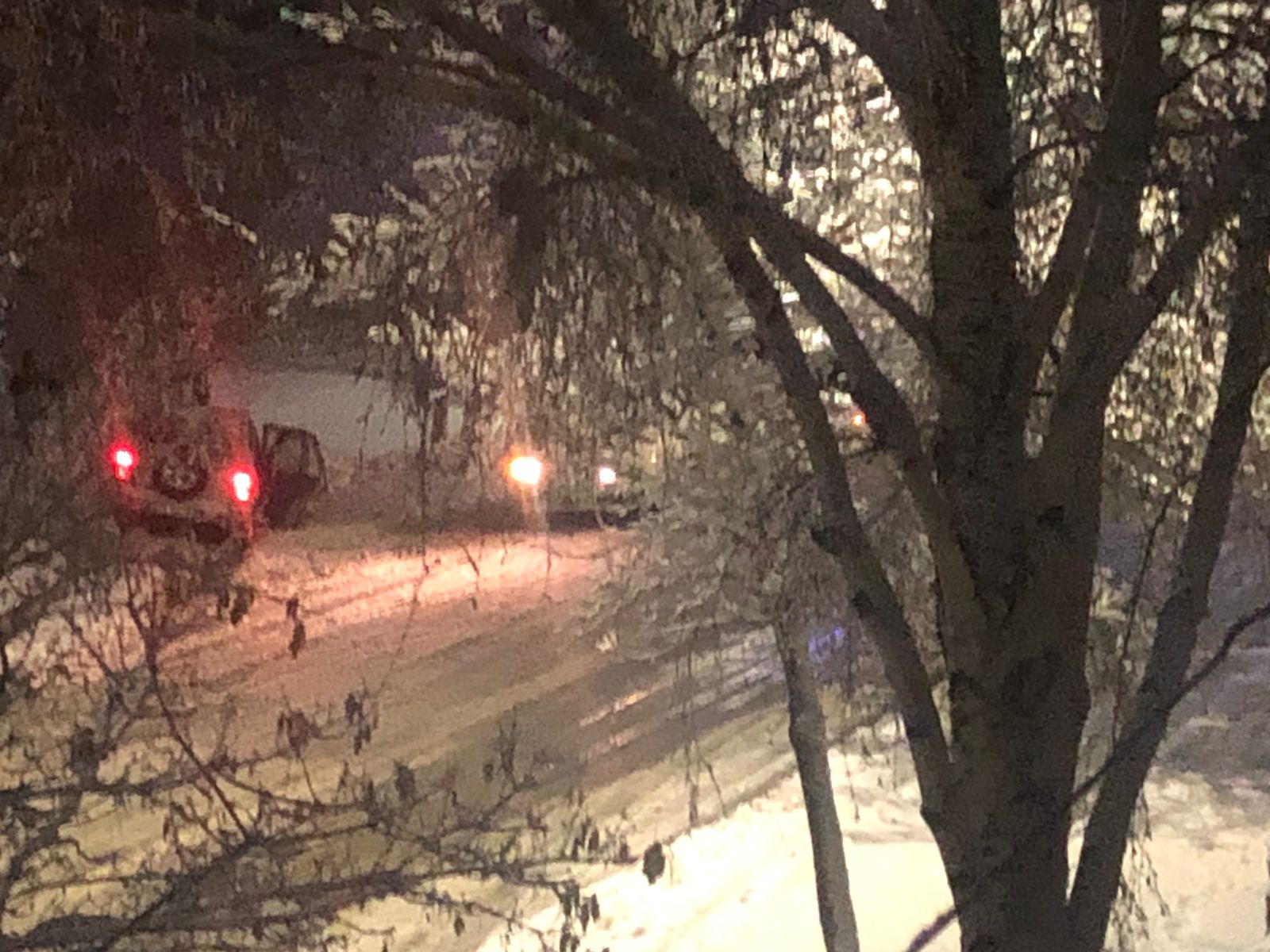 Moti i keq me borë, makina humb kontrollin dhe përfundon mbi trotuar