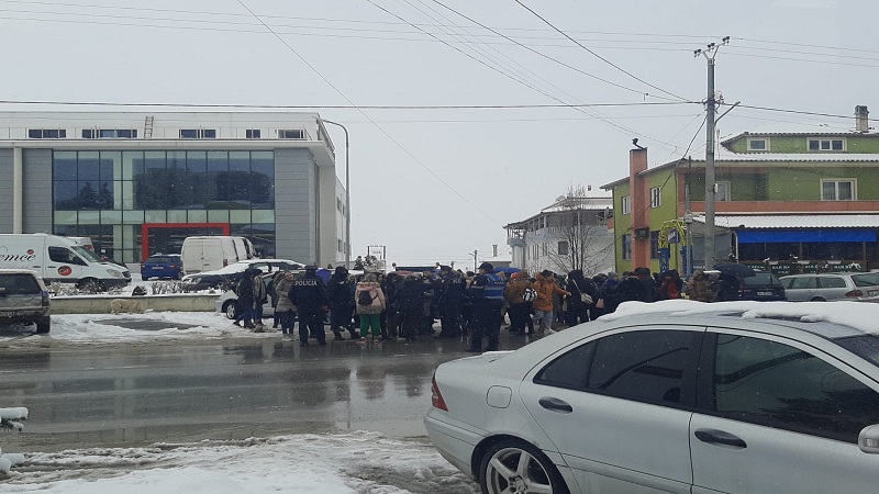 &#8220;Marrim më pak se 200 mijë lekë&#8221;, punonjëset e rrobaqepësisë në protestë: Duam pagën minimale