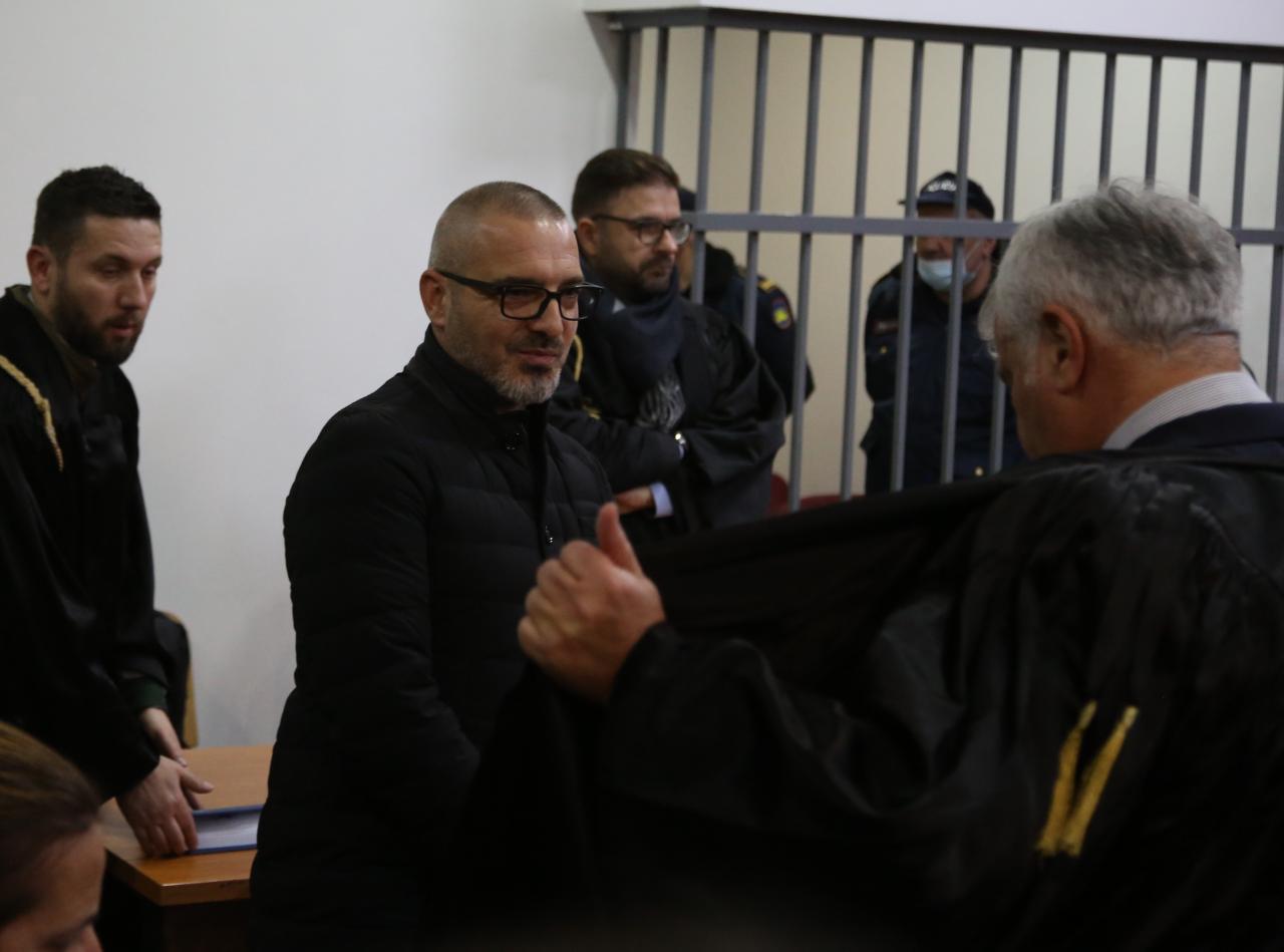 “Të kalbesh brenda”, komentet në rrjet për Saimir Tahirin: Do kesh pak dhimbje ditët e para